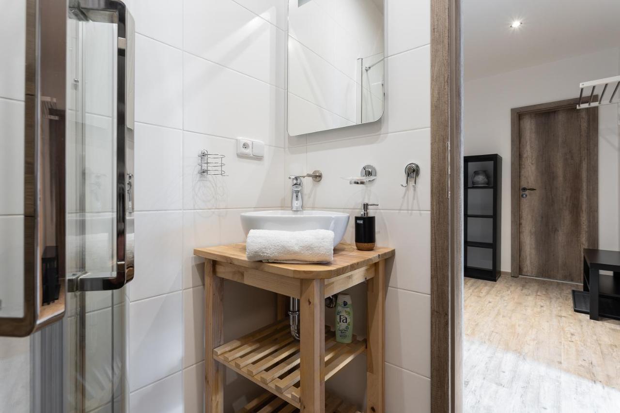 Apartmany Vlevo&Dole โรกีนีซ นัด ยีเซอโร ภายนอก รูปภาพ