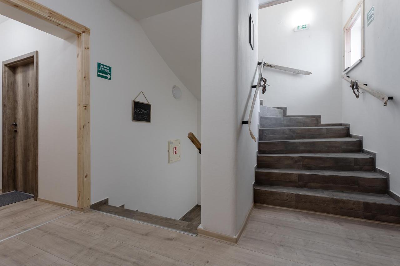 Apartmany Vlevo&Dole โรกีนีซ นัด ยีเซอโร ภายนอก รูปภาพ